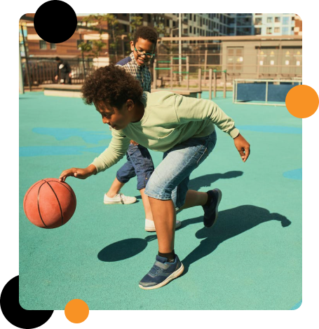 Crianças jogando basquete